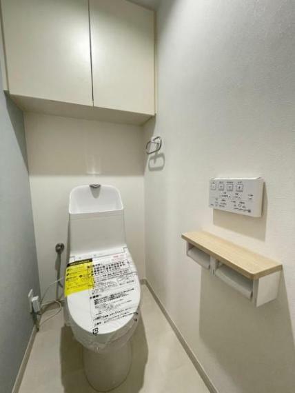 トイレ 扉付き収納のあるリフォーム済みの快適なシステムトイレです