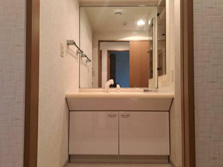 【リフォーム中】洗面台の写真です。洗面台はクリーニングいたします。下の扉に収納できます。壁にも収納があって便利ですね。