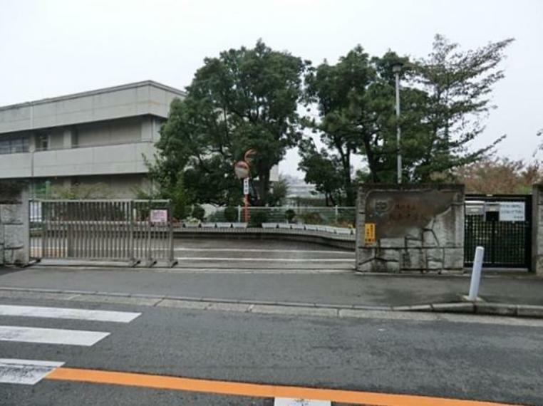 中学校 横浜市立松本中学校まで約800m