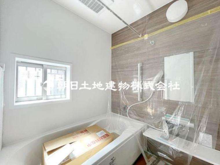 浴室 温かさを保つ浴槽など機能的で清潔感溢れる浴室。