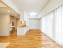 【LDK】家族が過ごす様子が見られるオープンキッチンのあるリビングダイニング※画像はCGにより家具等の削除、床・壁紙等を加工した空室イメージです。