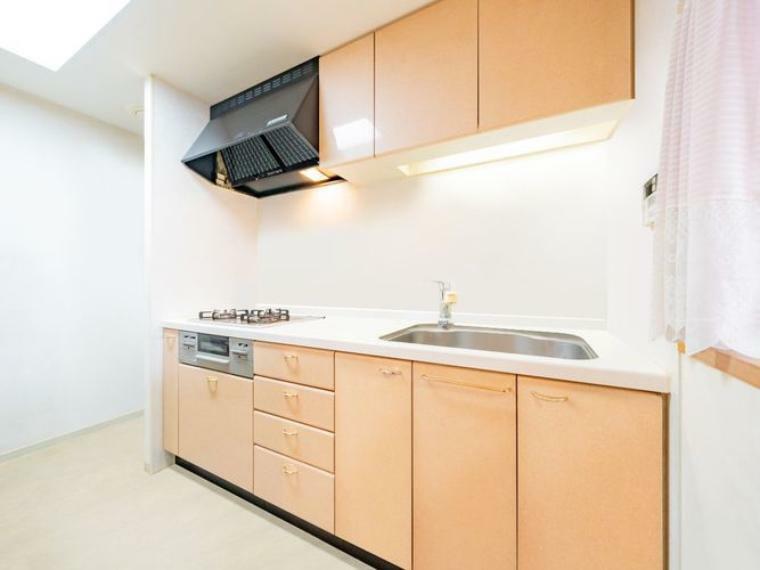 キッチン キッチン画像はCGにより家具等の削除、床・壁紙等を加工した空室イメージです。