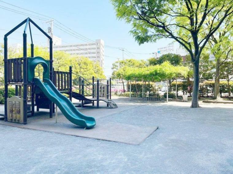 敷地内には小さな公園がございます。ちょっとした隙間時間でもお子様と遊んで過ごせます。