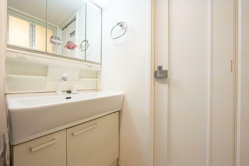 「洗面台には三面鏡を採用」身だしなみを整えやすい事はもちろんですが、鏡の後ろに収納スペースを設ける事により、散らかりやすい洗面スペースをすっきりさせる事が出来るのも嬉しいですね。