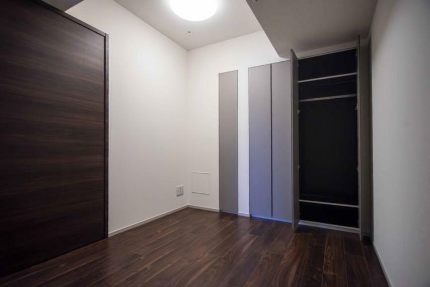 寝室 洋室2は、凹凸が少なく家具の配置がしやすい空間です。閉塞感を感じず居心地の良いお部屋です。