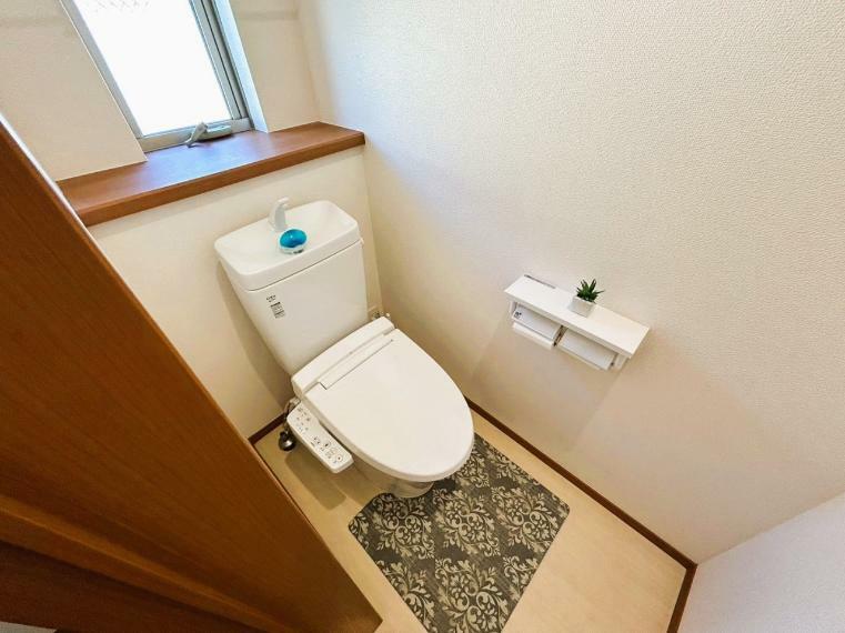 トイレ・ウォシュレット付。快適で衛生的な洗浄機能付温水シャワートイレです。　収納や手すりもついてます。