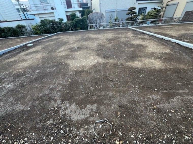 現況写真 土地の面積＝住宅面積ではありません。建ぺい率の問題などで、土地のある場所によって住宅を建てられる面積は限られています。高さもしかり、「土地」という言葉の中には、建築条件も含まれると考えておきましょう。