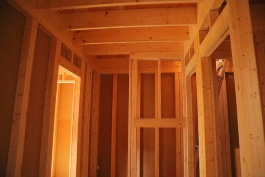 木造住宅とは土台、壁、柱など建築物の強度を支える構造体の材に木が使用されている構造を指します。構造体は建物の自重を支えるだけではなく風圧や水圧、積裁荷重などあらゆる衝撃に耐えるための基礎です。