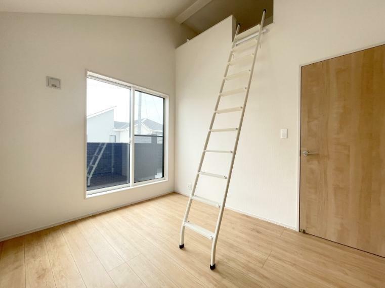 寝室 ロフト付きの洋室は天井も高く収納充実！ロフトは収納スペースとしても寝室としても使い方色々ですね。