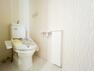 トイレ トイレは壁紙が柔らかな印象を与え、落ち着いた雰囲気です。