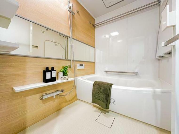 浴室 バスルームは、1日の疲れを取り、心身を癒すことができる場所。住まいの中のリラクゼーション空間です。浴室乾燥機も完備されております。室内（2024年1月21日）撮影
