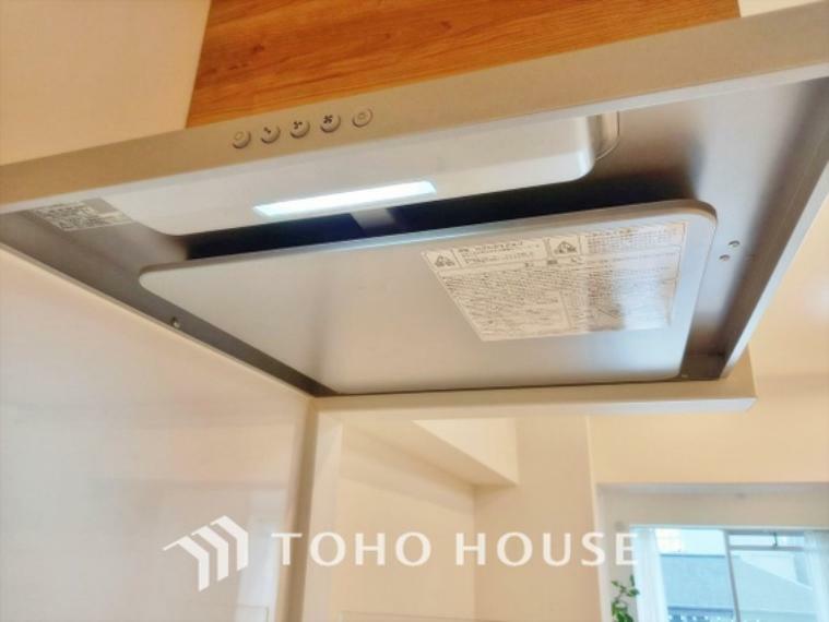 キッチン 換気扇調理中に発生する煙や湿気を排除し、料理環境を快適に保つのに役立ちます。