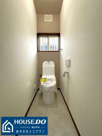 トイレ 洗浄便座付きのトイレです！窓もついているので、明るく、換気もでき、清潔感もって快適にご使用できます！