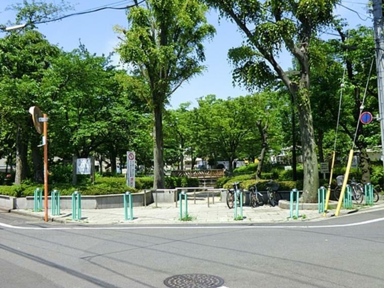 公園 【金町公園】　公園の名前のわりには柴又駅の方が近いところにあります。街の公園にしては立派なプールや池などがあります