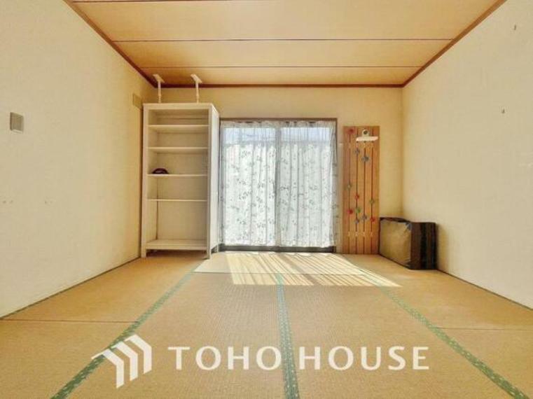 和室 清潔感あるホワイトの壁紙と温もり溢れるカラーの床材が見事に調和した本邸宅。