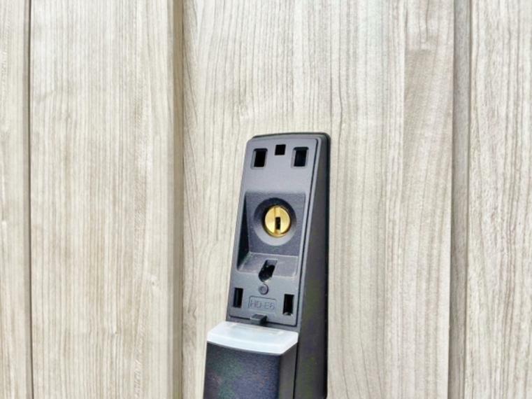 防犯設備 ボタンやカードひとつで鍵の施錠・解錠が出来ます。補助錠として鍵穴のない電子錠を選ぶ方も増加中。