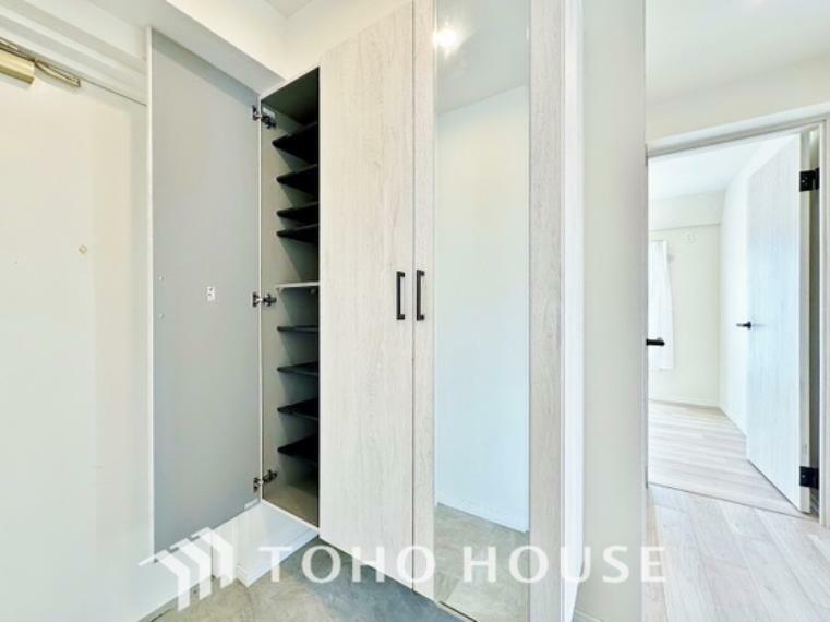 収納 シューズボックスは限られた玄関スペースでも収納を取れる為、玄関内をすっきり片付けることができます。