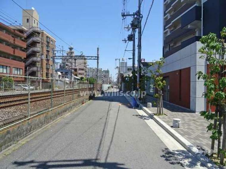【物件北側の前面道路（西側から）】道を挟んで向かい側を阪急京都線が走っています。徒歩圏内に各種生活施設が充実。