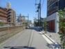 現況写真 【物件北側の前面道路（西側から）】道を挟んで向かい側を阪急京都線が走っています。徒歩圏内に各種生活施設が充実。