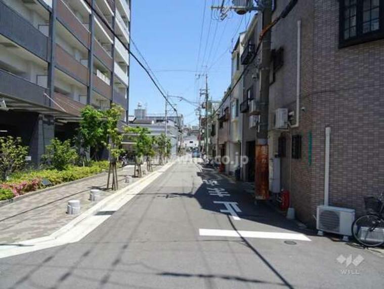 【物件南側の前面道路（西側から）】阪急「南方駅」へは徒歩11分、阪急「十三駅」へは徒歩15分の距離。