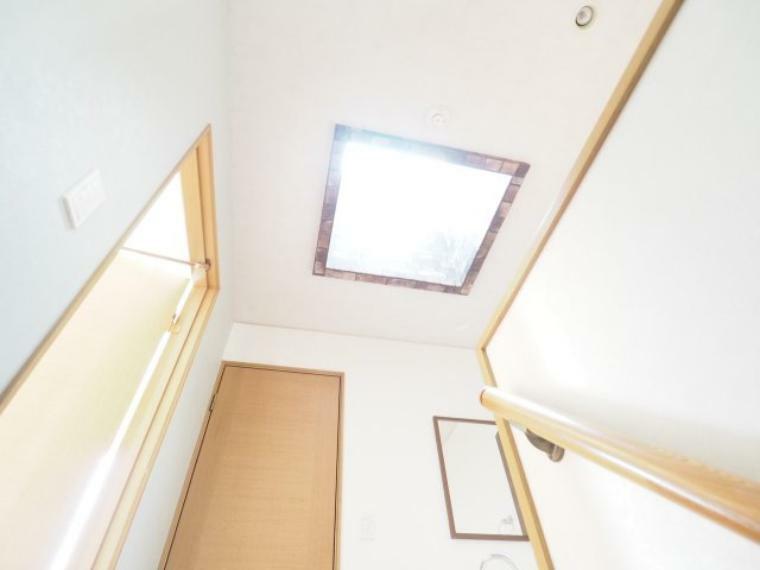 2階の階段を上がると天窓があり、2階部分の廊下と階段に光を取り込みます。。
