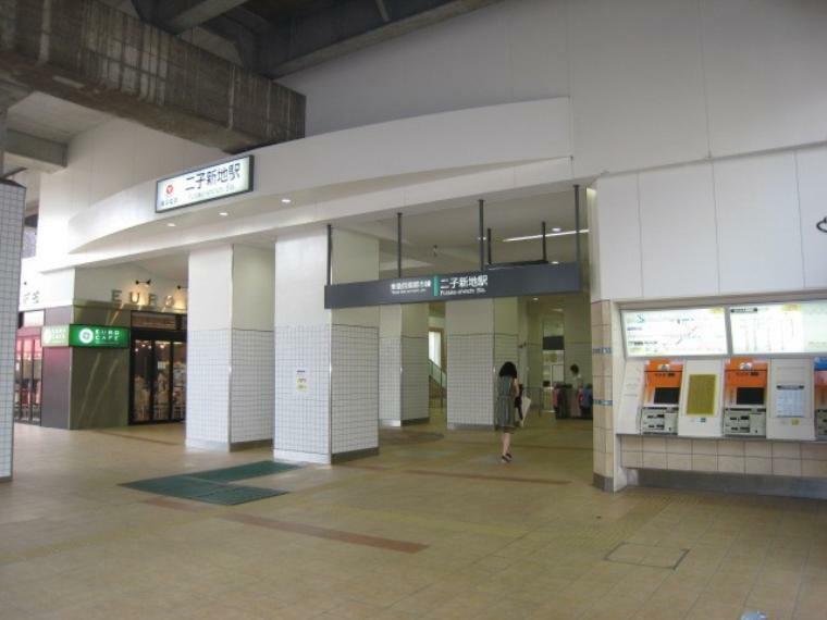 二子新地駅（●駅周辺にはスーパー（富士ガーデン）やコンビニがあり、生活上の不便はありません。平日の通勤時間帯では、渋谷まで約20分、新宿まで約35分、横浜まで約34分ほど。通勤通学には利便性の高いエリアです●）