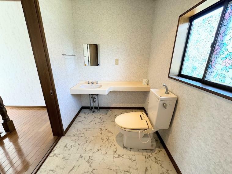トイレ 全体を白でまとまっているシンプルでエレガントなトイレ空間です。アクセントにグリーンや、ポスターを飾って、スタイリッシュな印象にコーディネイトしても素敵ですね。