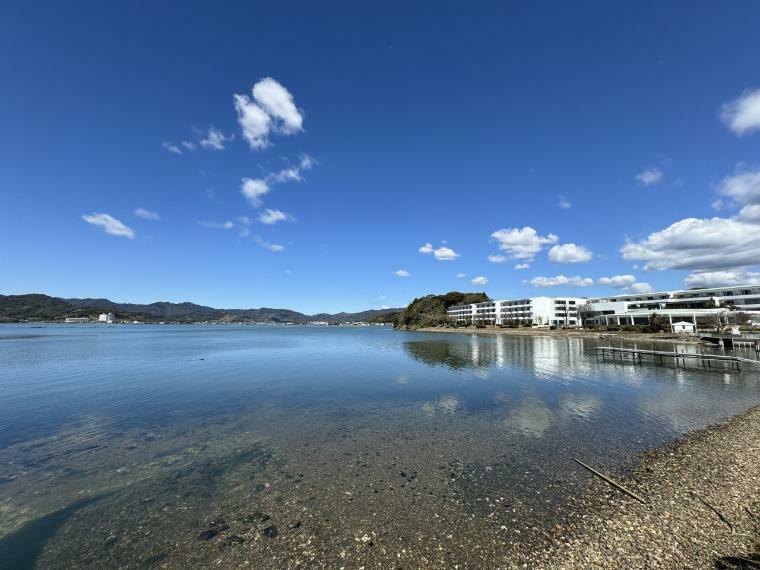 浜名湖（猪鼻湖は、愛知県に位置する火山性湖で、美しい自然景観と湖畔のレジャー施設が魅力です。釣りやボート、散策が楽しめます。もちろん浜名湖も隣接しておりますので、湖に囲まれた自然豊かな立地です。）
