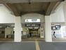 田奈駅（東急 田園都市線） 東急電鉄田園都市線の駅である。相対式ホーム2面2線を有する高架駅。改札口とホームを連絡するエレベーターがある。
