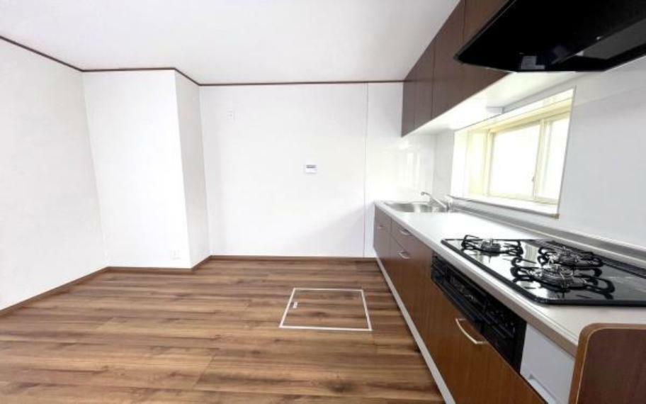 キッチン 《システムキッチン》　■大型冷蔵庫や食器棚を置いても余裕なスペース。
