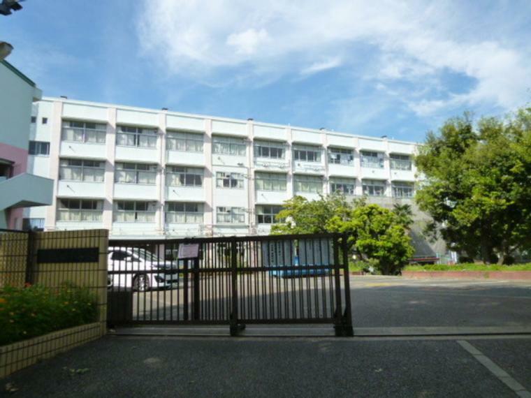 横浜市立山田小学校 地域では歴史のある方で、親子そろって通ったという人も多い。
