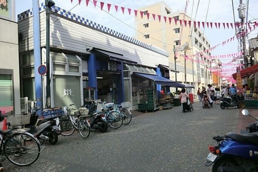 スーパー スーパーマルセン 天王町駅が最寄りの松原商店街内にあります。その日のお手頃価格の野菜や果物が並んでおり、商店街ならではの安さ