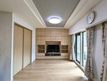 LDKは、広々16畳ございます。<BR/>壁面の収納はセミオーダーされており、お部屋の雰囲気にピッタリです。