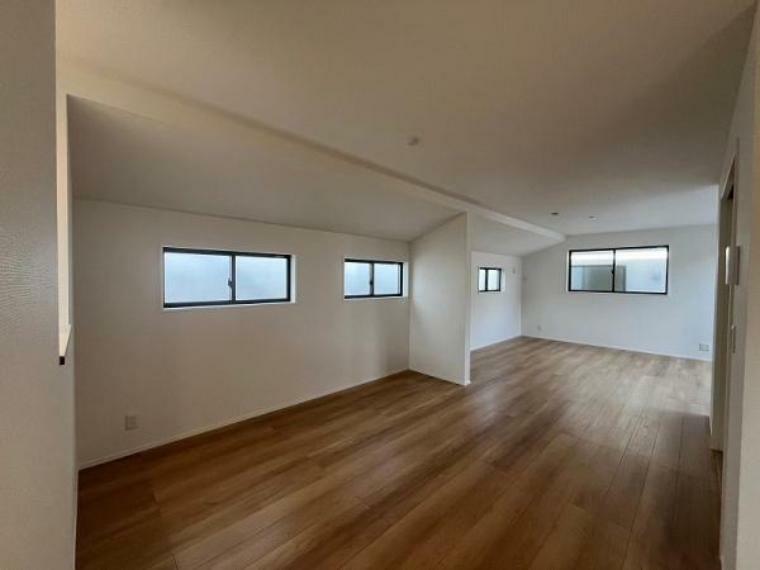 居間・リビング モダンな床色は、家具も合わせやすいですね 家族団らんのひと時を、くつろげる空間にしてくれます