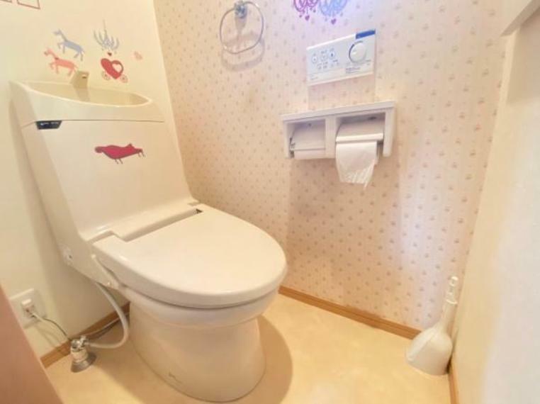 温水洗浄便座トイレ。シンプルなデザインのトイレです。