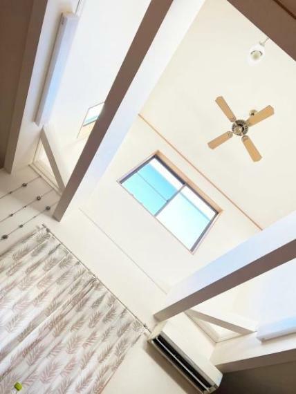 吹抜け天井のリビング。天井が高い位置にあることにより開放感を得られます。