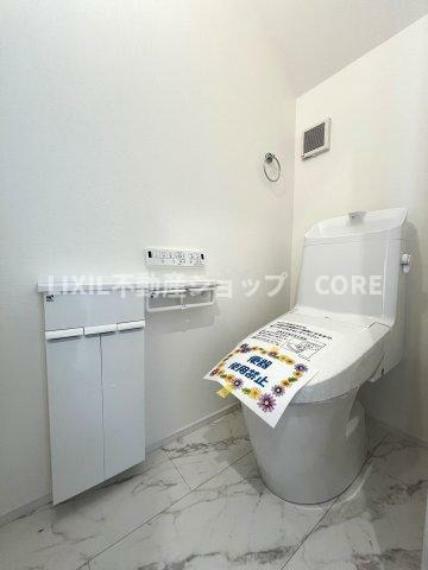トイレ 見た目もスッキリとしたデザインのトイレには温水洗浄暖房便座付き。