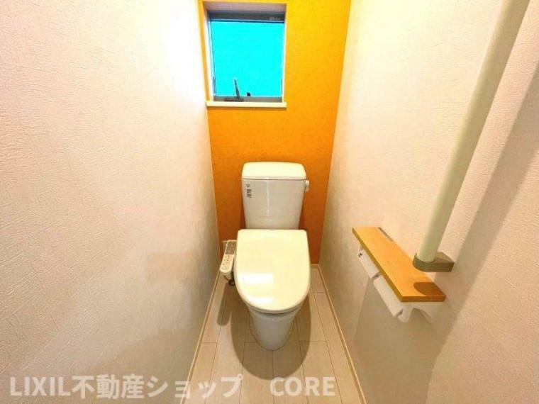 トイレ トイレは1階と2階の2か所にございます。手すりもついています。