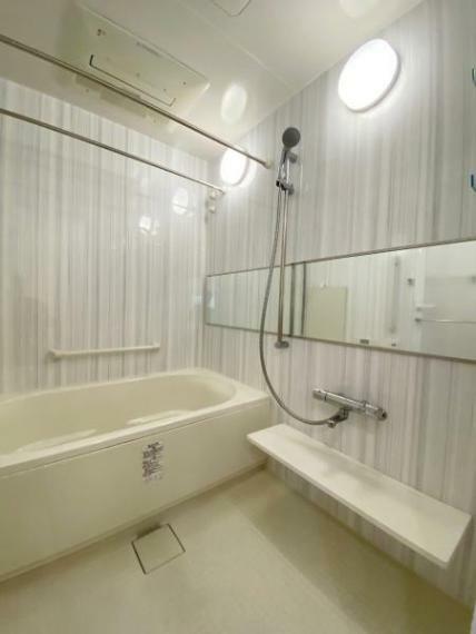 浴室 【浴室】 足をのばしてくつろげる広さになっております。ワイドな鏡で広さを感じさせてくれます。