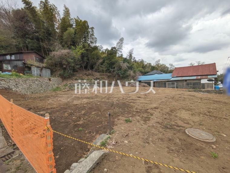 現況写真 接道状況および現場風景　京王線「百草園」駅 徒歩9分、「聖蹟桜ヶ丘」歩19分。【日野市百草】