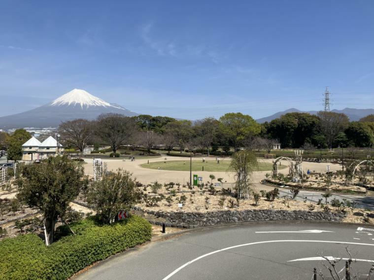 現地から1390m～1400m。　【富士市中央公園】バラと富士山が見える公園　富士市の中央市街地にある、バラの名所として知られる公園です。毎年7月には富士市の一大イベントである「富士まつり」が開催されます。（約1,400m・徒歩18分）