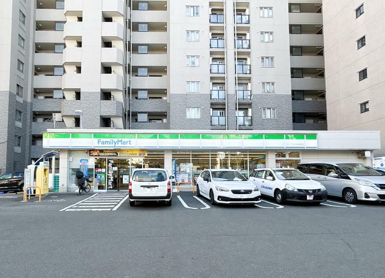 コンビニ ■ファミリーマート スリーウェル新横浜店