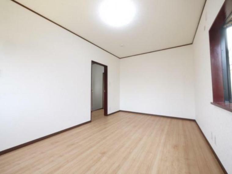 洋室 ゆっくりくつろげる主寝室。収納も完備され住空間を無駄なく使用いただけます。