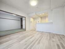 【LDK】<BR/>和室を開口すれば、広々約20帖の空間になります。