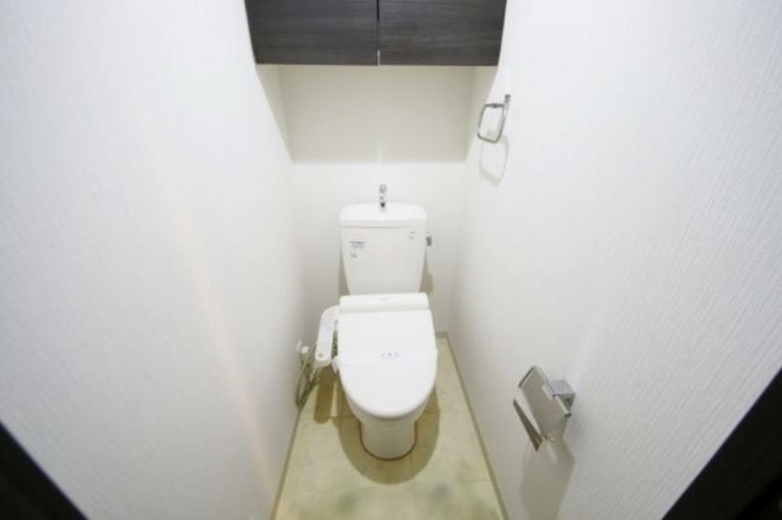 トイレ 白を基調とした清潔感あるトイレ
