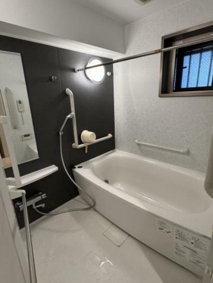浴室 湿気の籠りやすい浴室には、嬉しい窓が備わっております。 また、浴室乾燥暖房機にはミスト機能も搭載されております。