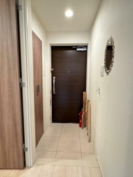 玄関 玄関扉は、耐震ドアが採用されており地震の影響で玄関扉が開閉できなくなることを防いでくれます。