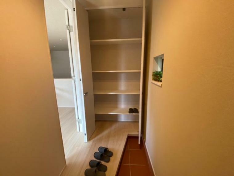 明るく広い玄関には収納力に優れたシューズボックス！靴をスッキリと 整頓することができます。