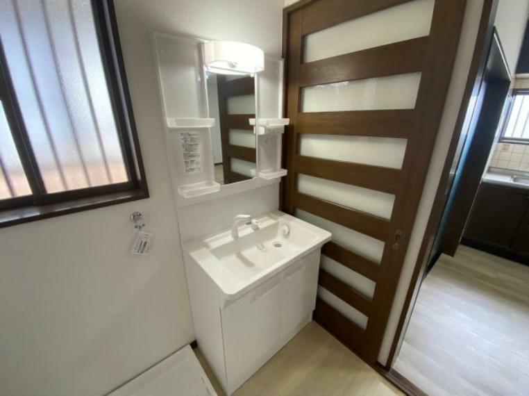 洗面化粧台 ゆとりのある洗面スペース。朝の身支度もスムーズになります。