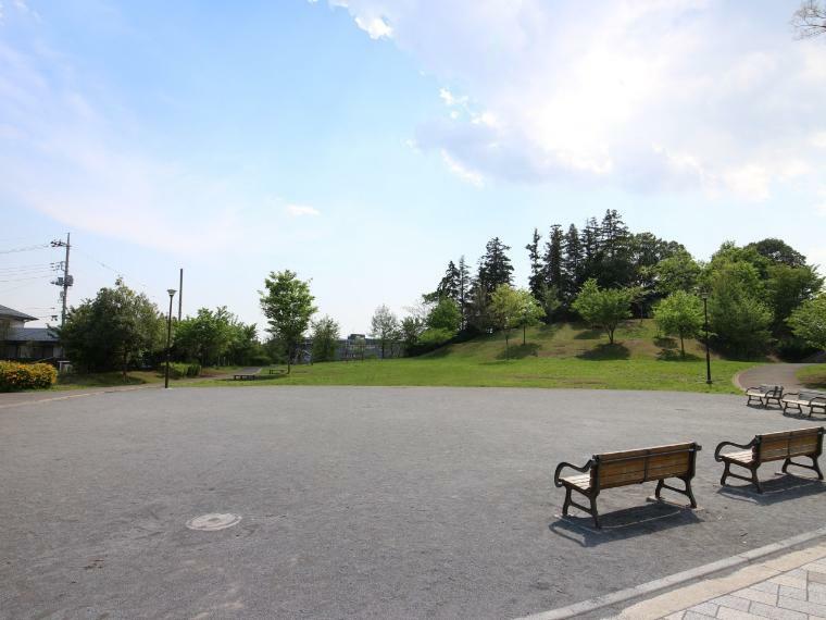 公園 長津田みなみ台公園（小高い丘の上、整備された遊歩道と長津田十景に選定されている景色を一望できる展望台のある公園。）